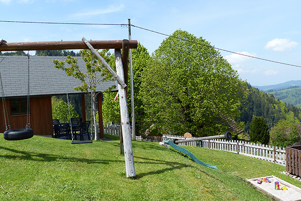 Spielplatz mit Schaukel, Rutsche und Sandkasten