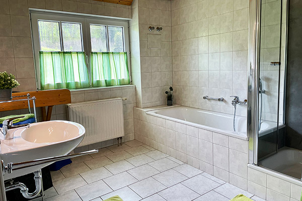 Bad mit Badewanne, Dusche, WC und Wickeltisch